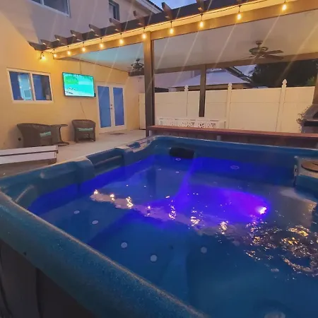 Boutique Style Home 3 Bedrooms Grill & Hot Tub